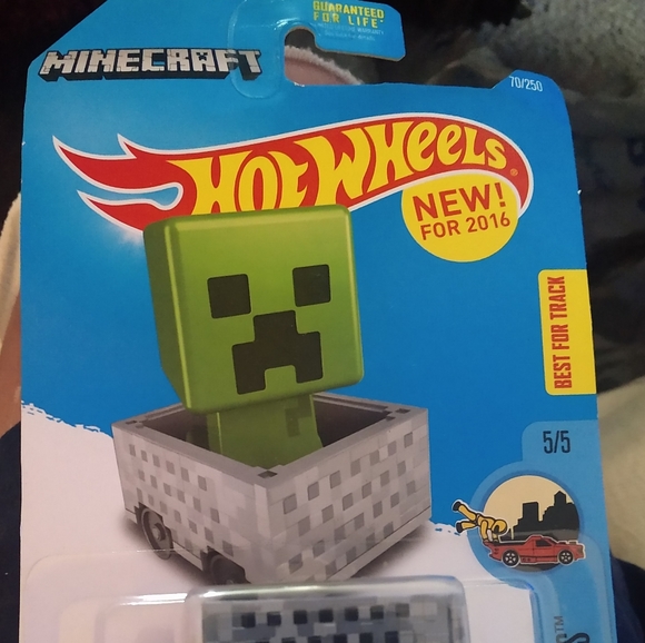 Hot Wheels Minecraft - Picture 2 of 2